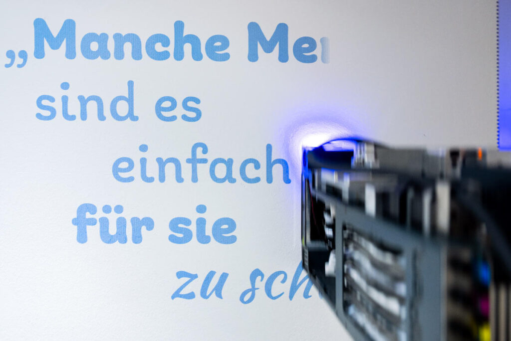 Druck von Zitaten auf eine weiße Wand
